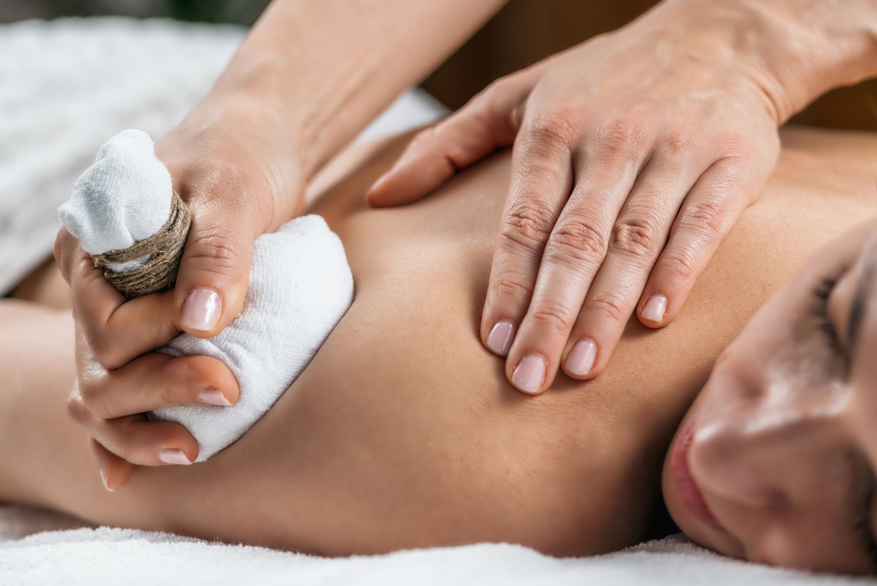 Exploring the Healing Benefits of Herbal Compress Therapy