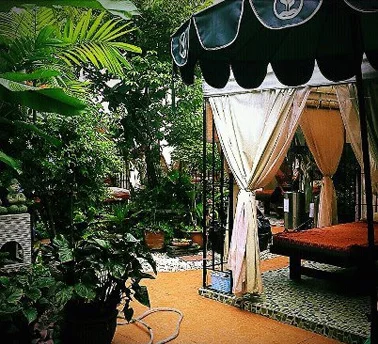 MASSAGE IN GARDEN